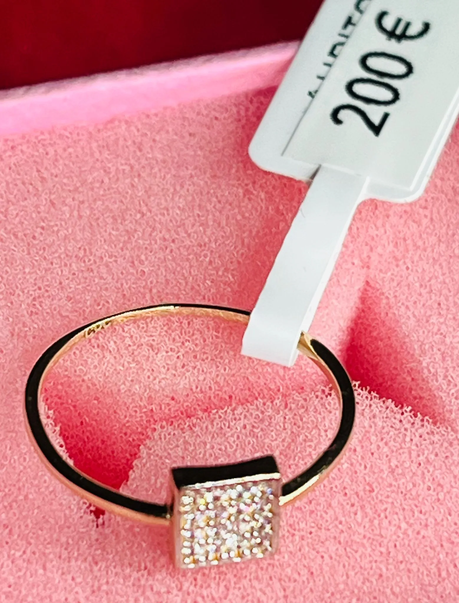 Goldring mit Pavé-besetztem Quadrat