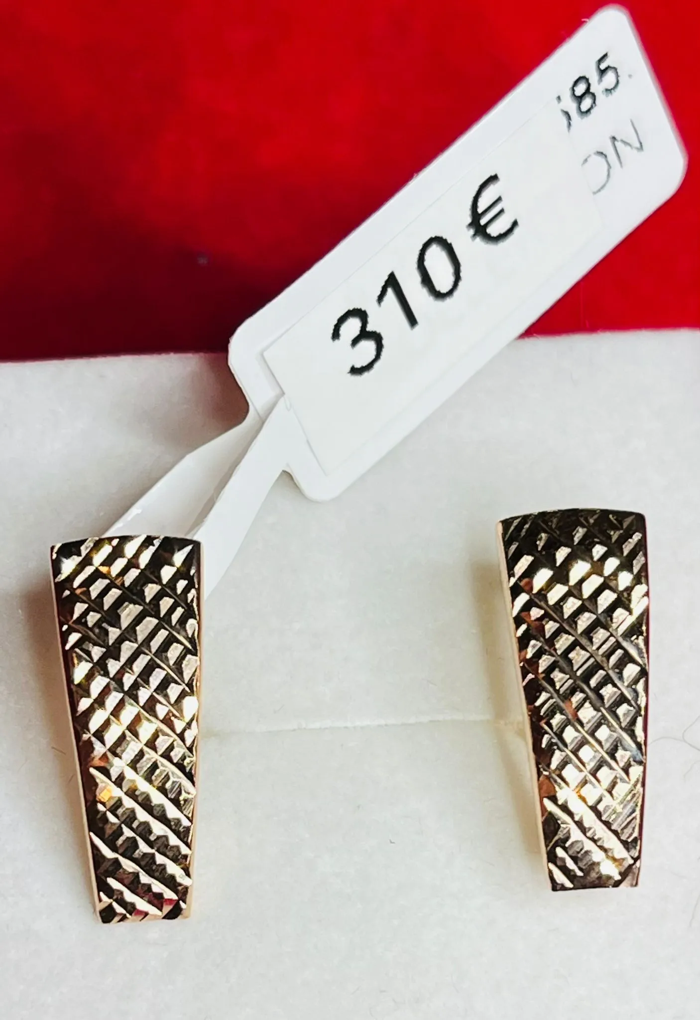 Goldohrringe mit längs gerichtetem Diamantschliff
