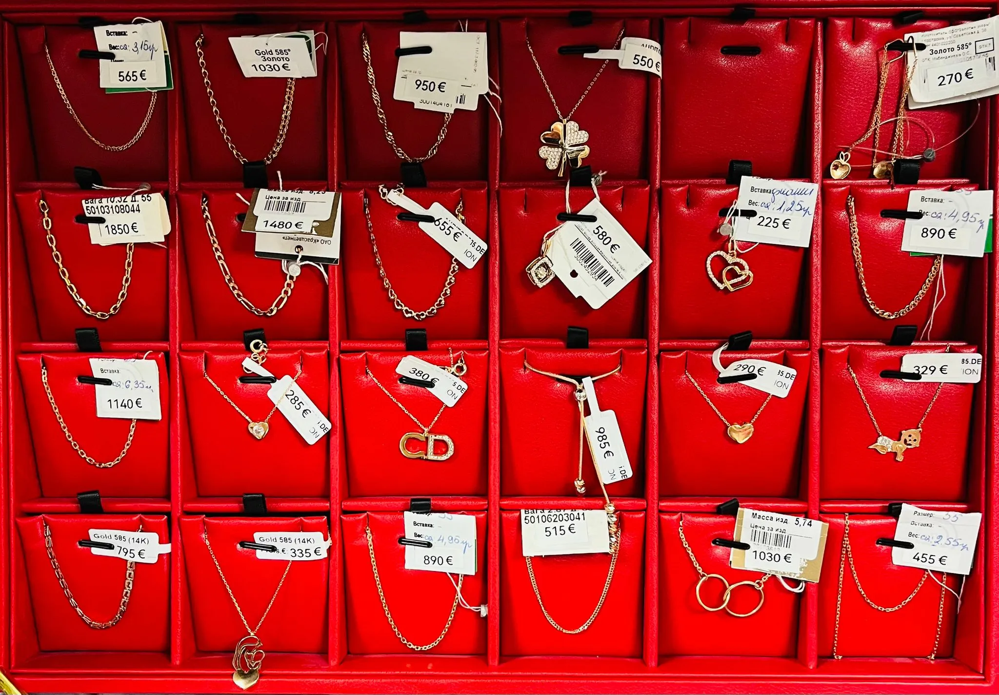 Vitrine mit Halsketten und Anhängern in unterschiedlichen Längen
