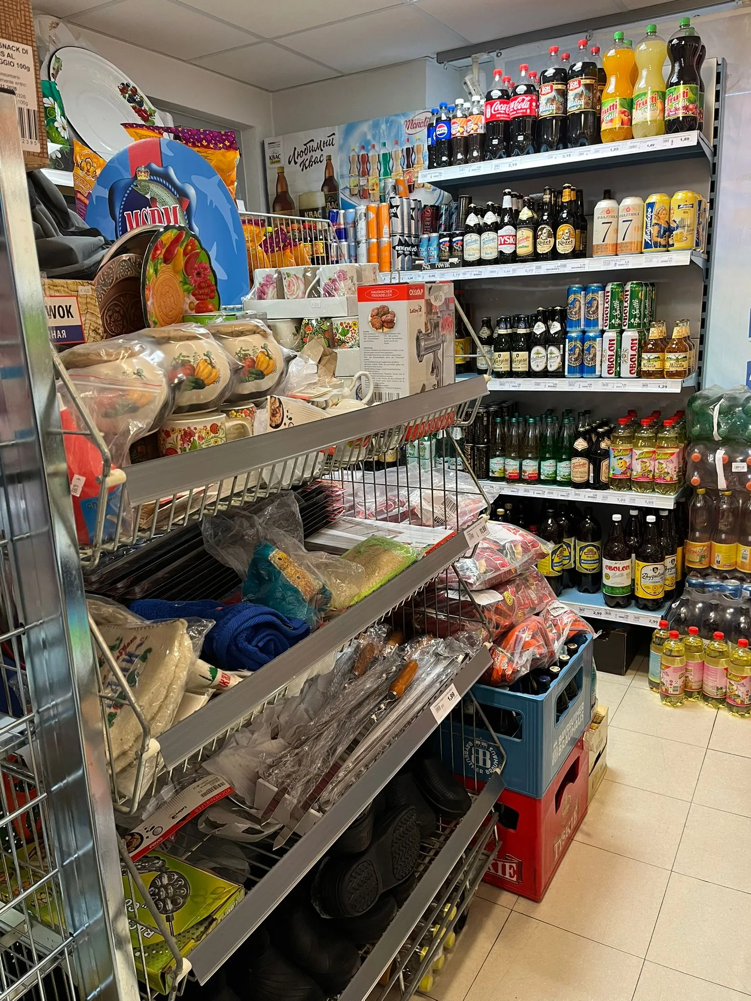 Getränkeregal mit Kwas, Säften und Bier