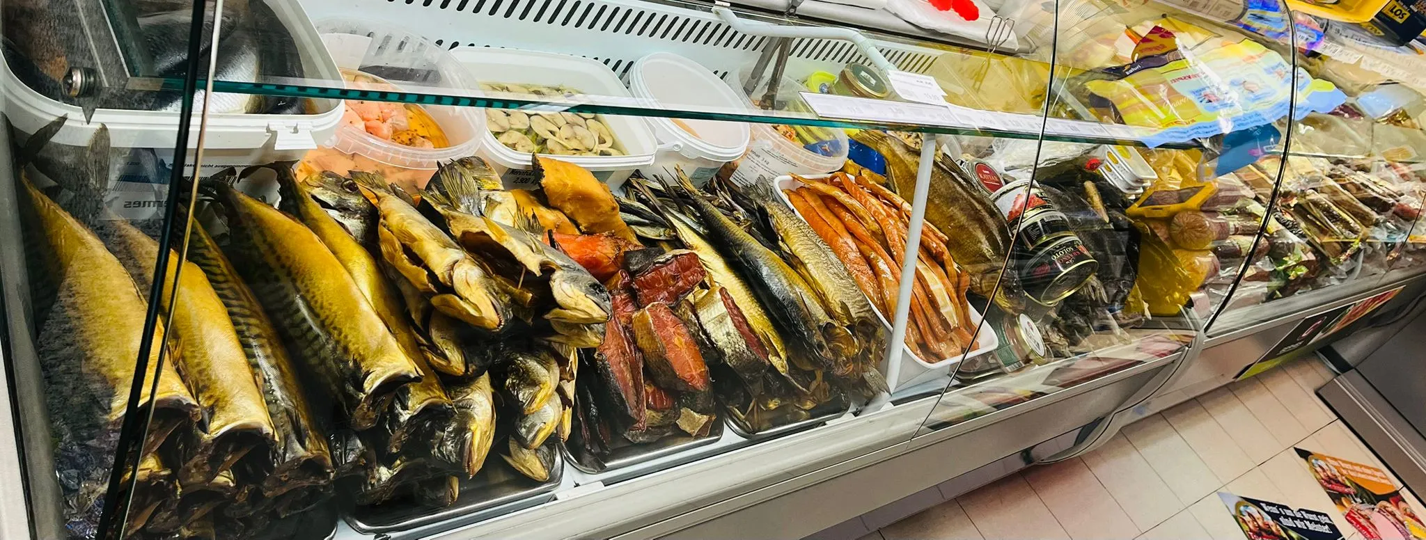 Räucherfisch-Theke im Slawa Markt Bechhofen