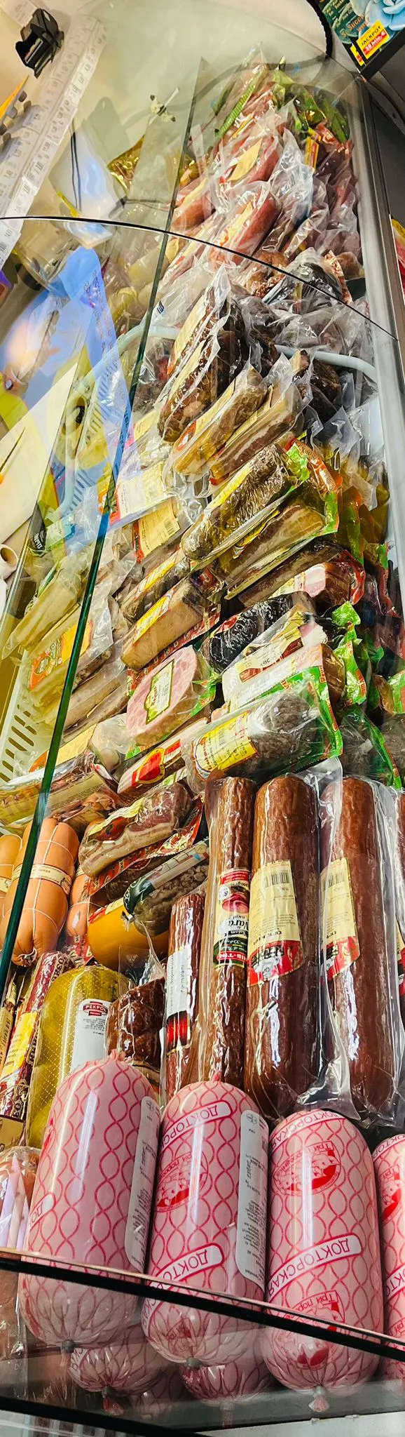 Wurstauslage mit Salami und Kolbassa